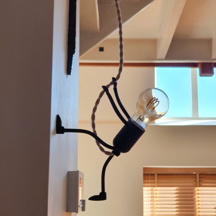 hanglamp Mr.Bright kan ook tegen een muur op klimmen